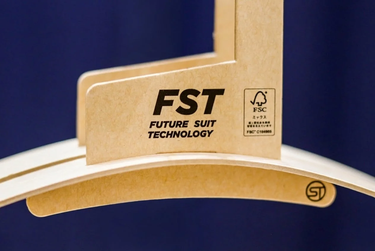 FSC認証マークとロゴが印字された紙製ハンガー