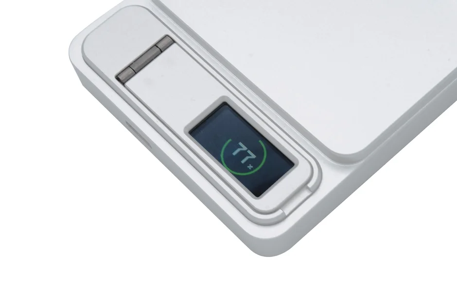 Element Metal Power Bank 8000のディスプレイに77%と表示されている画像