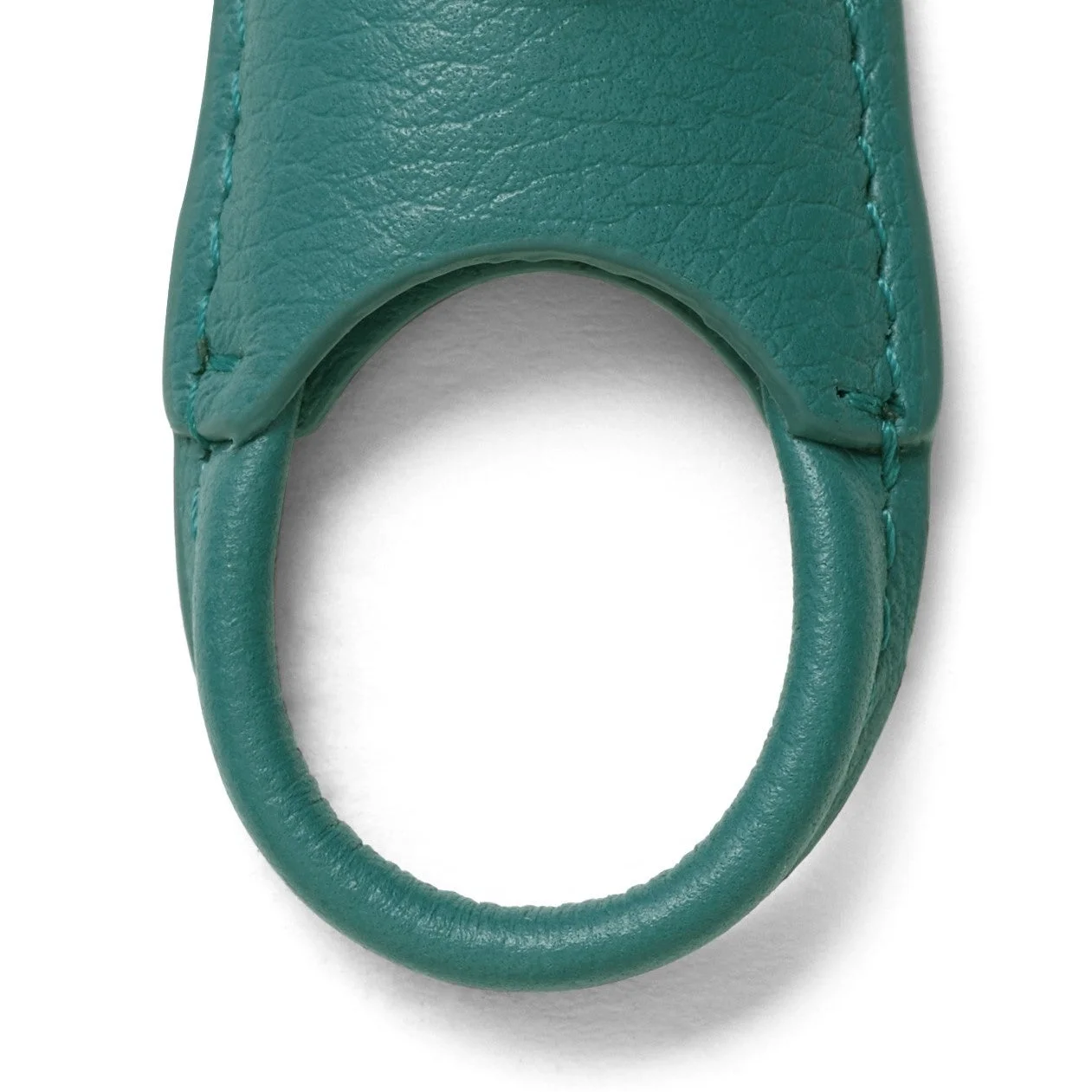 ターコイズブルーの革製リングのクローズアップ