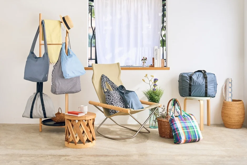 明るくナチュラルな雰囲気の室内で、様々なデザインのバッグがディスプレイされています