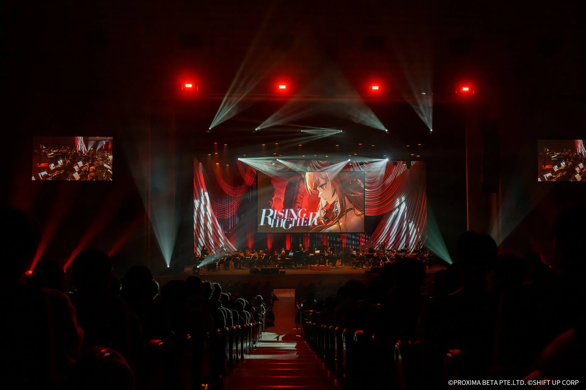 ステージスクリーンに映し出された文字とキャラクター