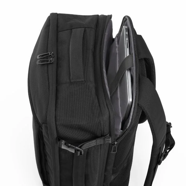 ノートパソコンが収納されたバックパック