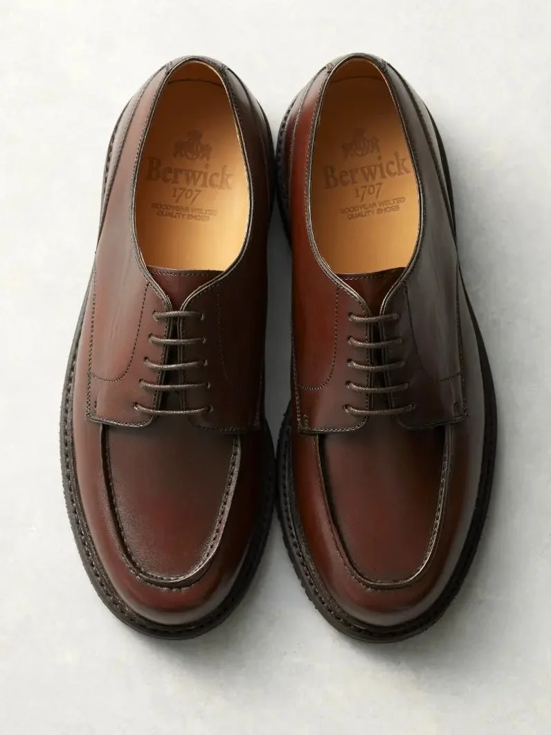 ブラウンのUチップ革靴