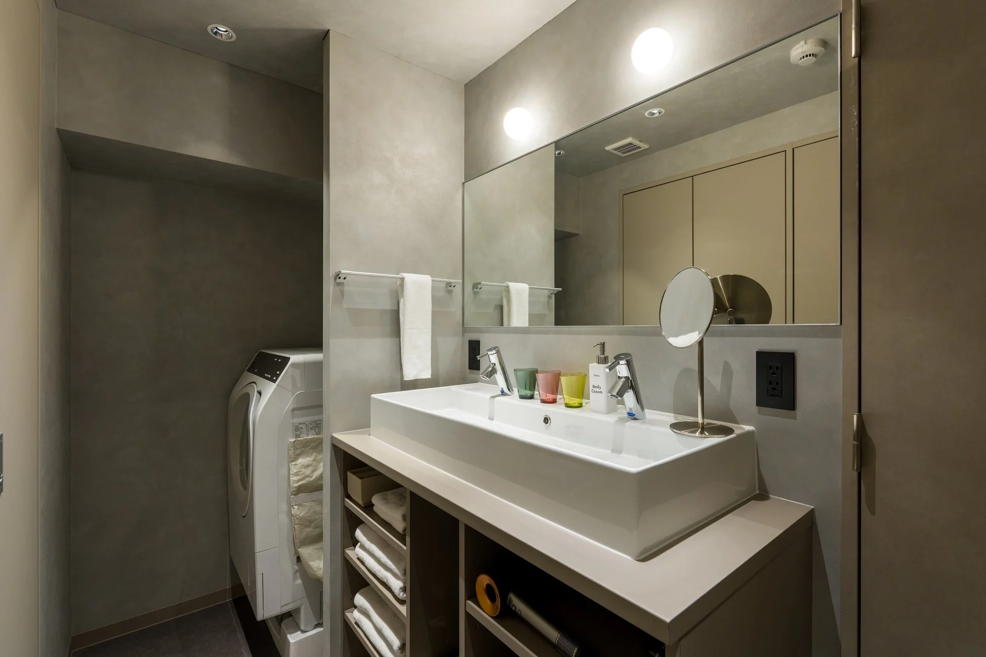 客室の洗面所と洗濯機