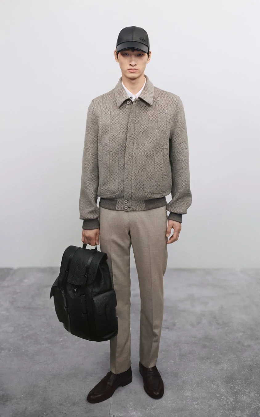 ベージュのテクスチャードブルゾンとパンツを着用した男性