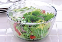 サランラップで覆われたサラダボウル