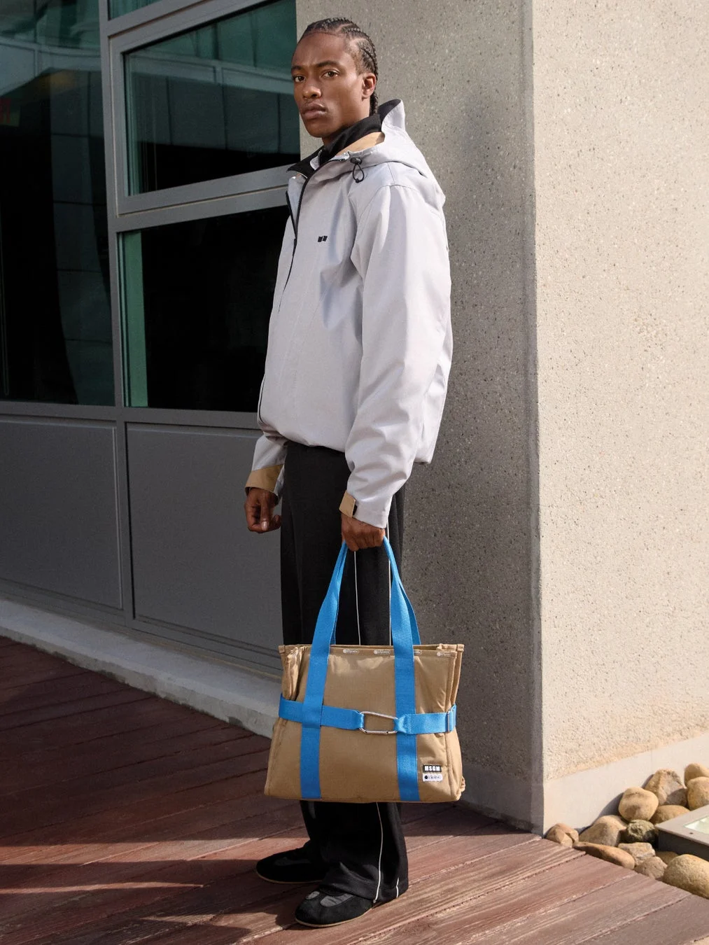 MSGM MD Boat Toteを持つモデル