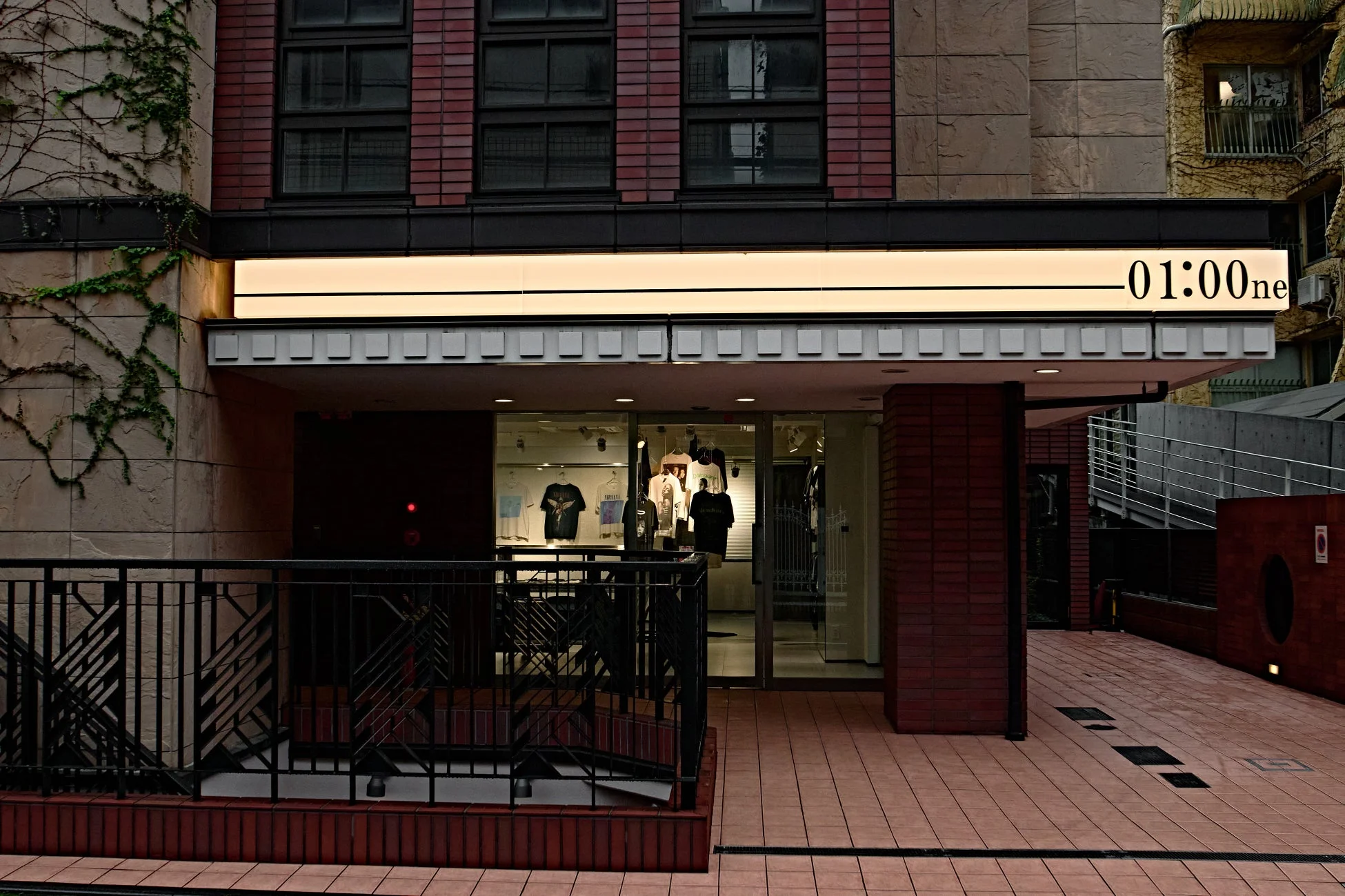 01:00neの店舗外観