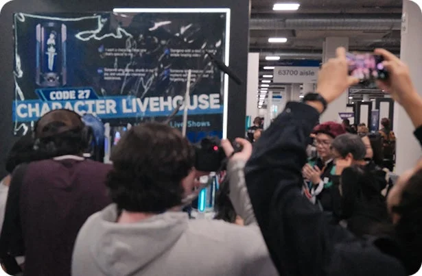 イベント会場でCODE27のコンテンツを鑑賞する人々