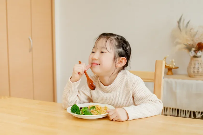 食事をする女の子