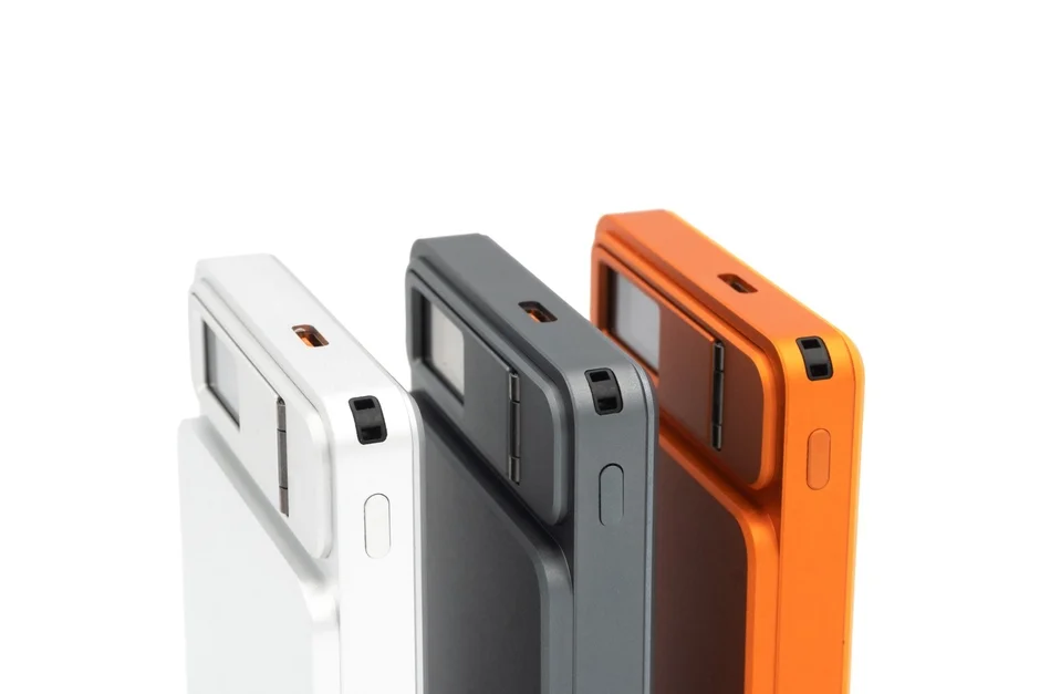 Element Metal Power Bank 8000の3色並び