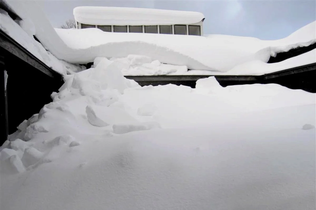 大量の雪が積もった建物の屋根