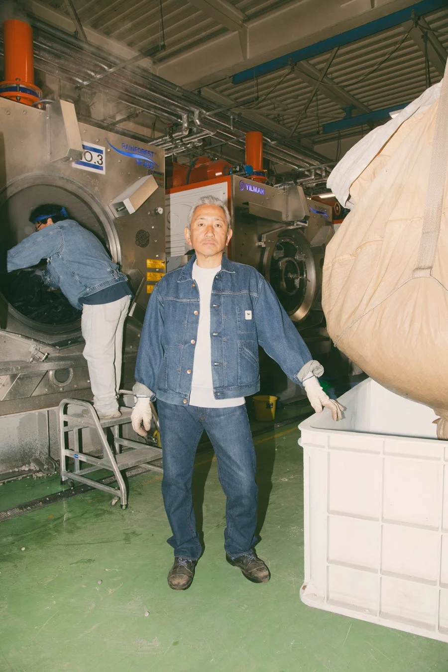 デニム工場で作業する人たち