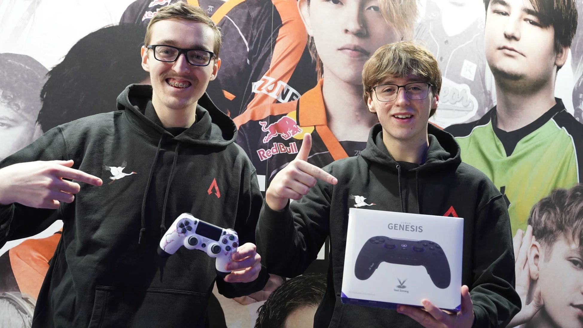 ゲームコントローラーを指差す男性たち