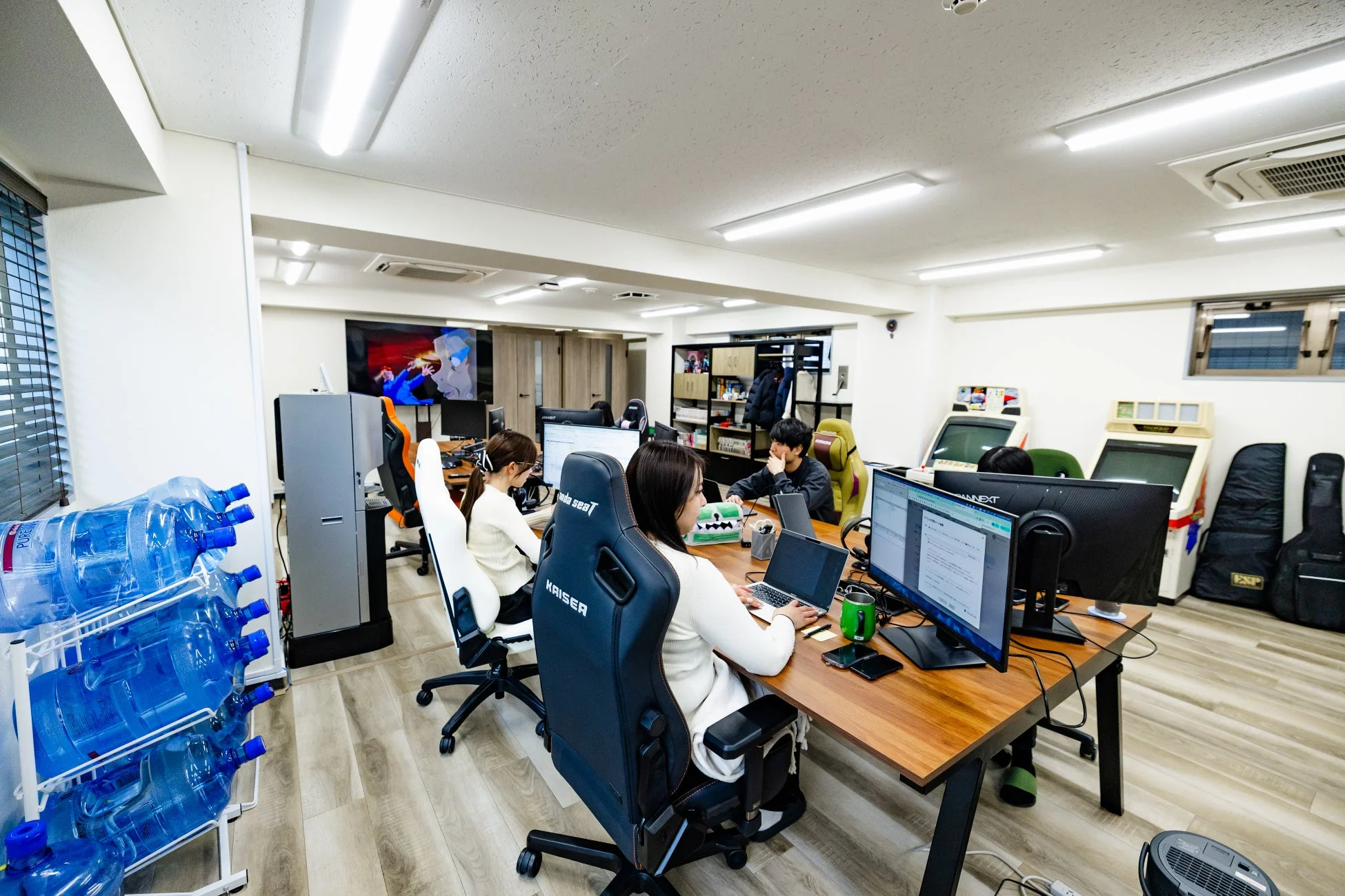 PC作業をする社員