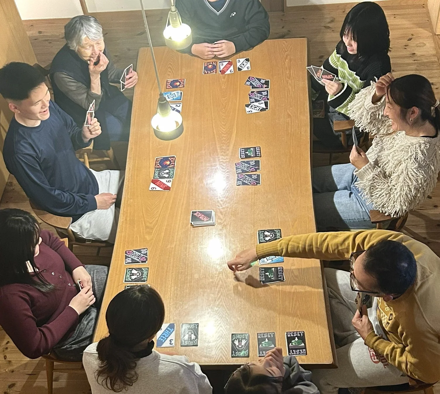 家族や友人がカードゲームを楽しむ様子