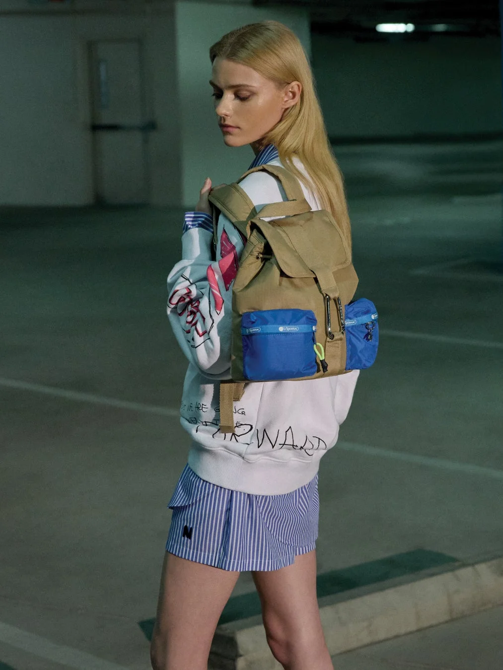 MSGM Voyager Backpackを持つモデル