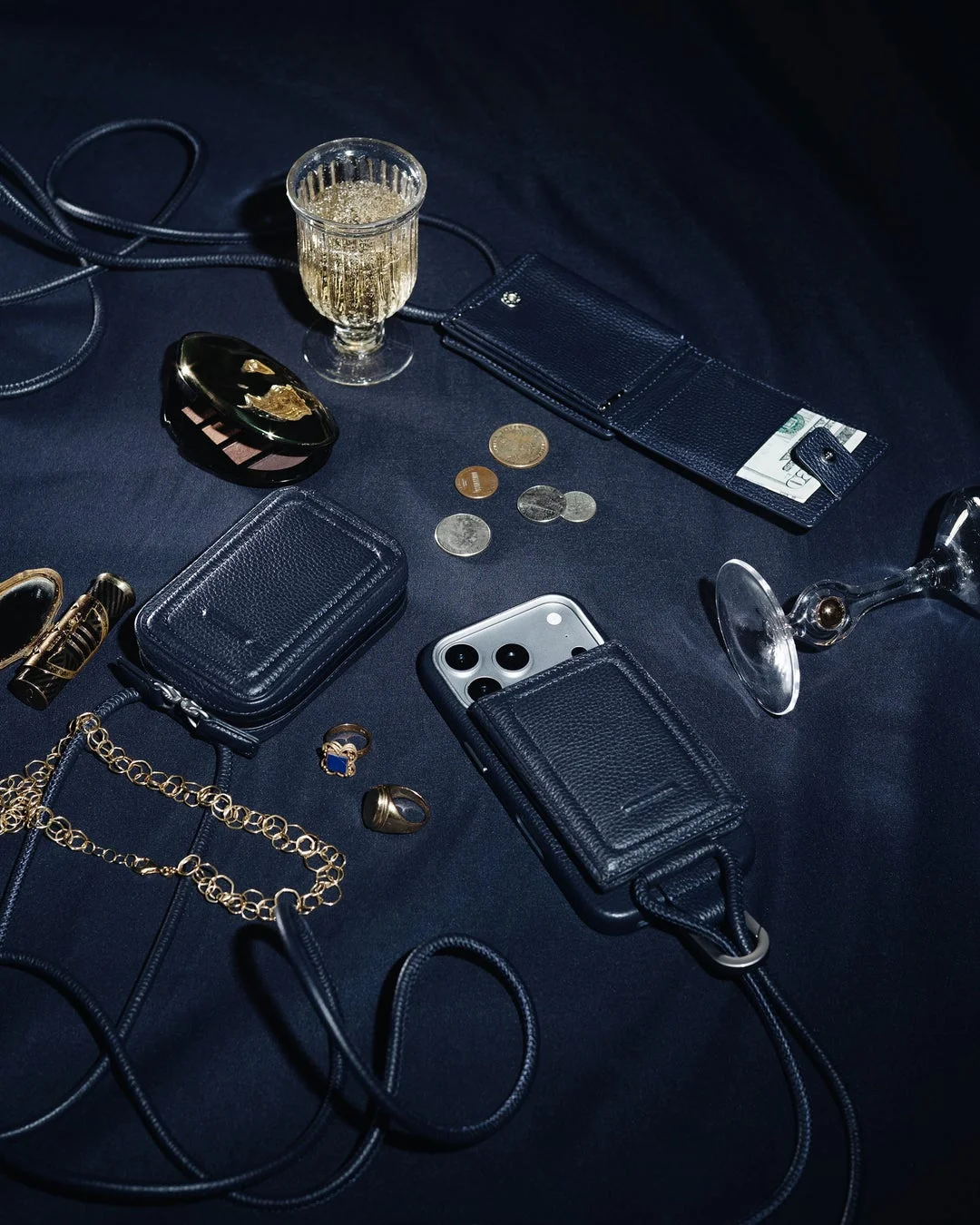 ミッドナイトカラーのiPhoneケースと小物
