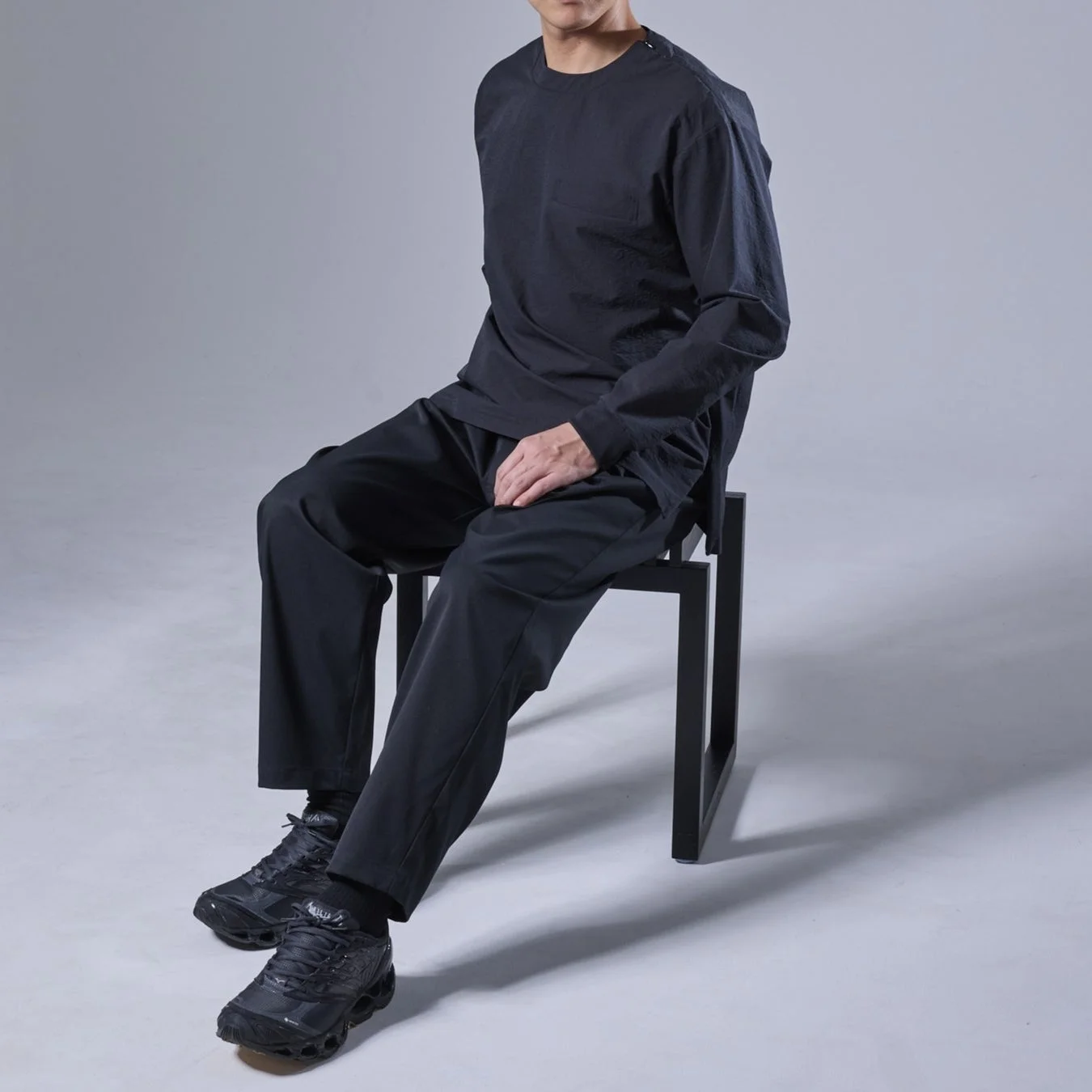 椅子に座る男性