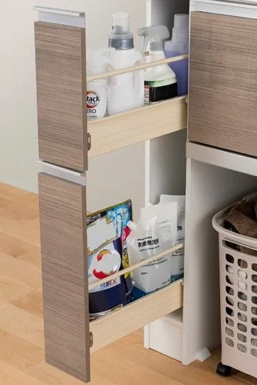 スリム引き出しに洗剤を収納する様子