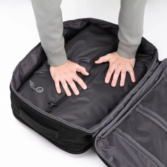 荷物を圧縮する様子