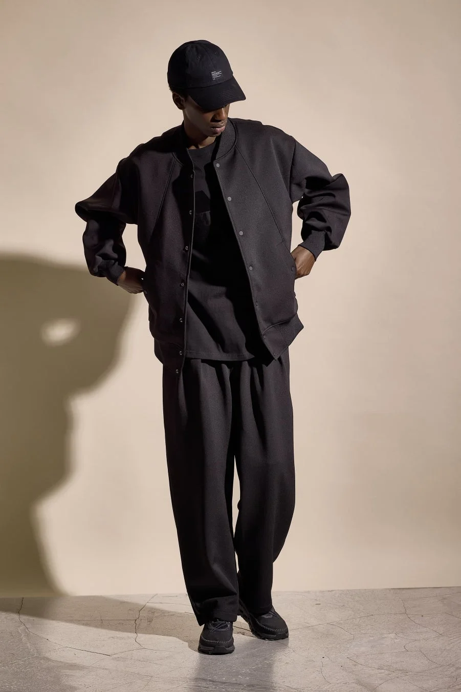 全身黒でまとめた男性のカジュアルスタイル