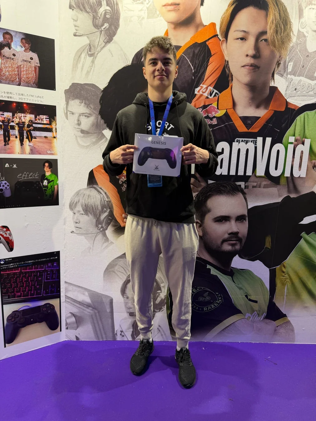 Genesisコントローラーの箱を持つ男性