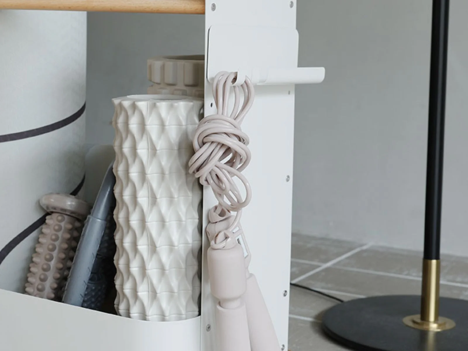 マグネットフックで縄跳びを収納