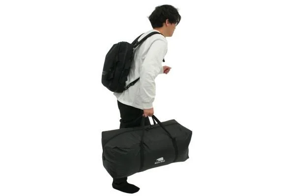 バッグを運ぶ男性