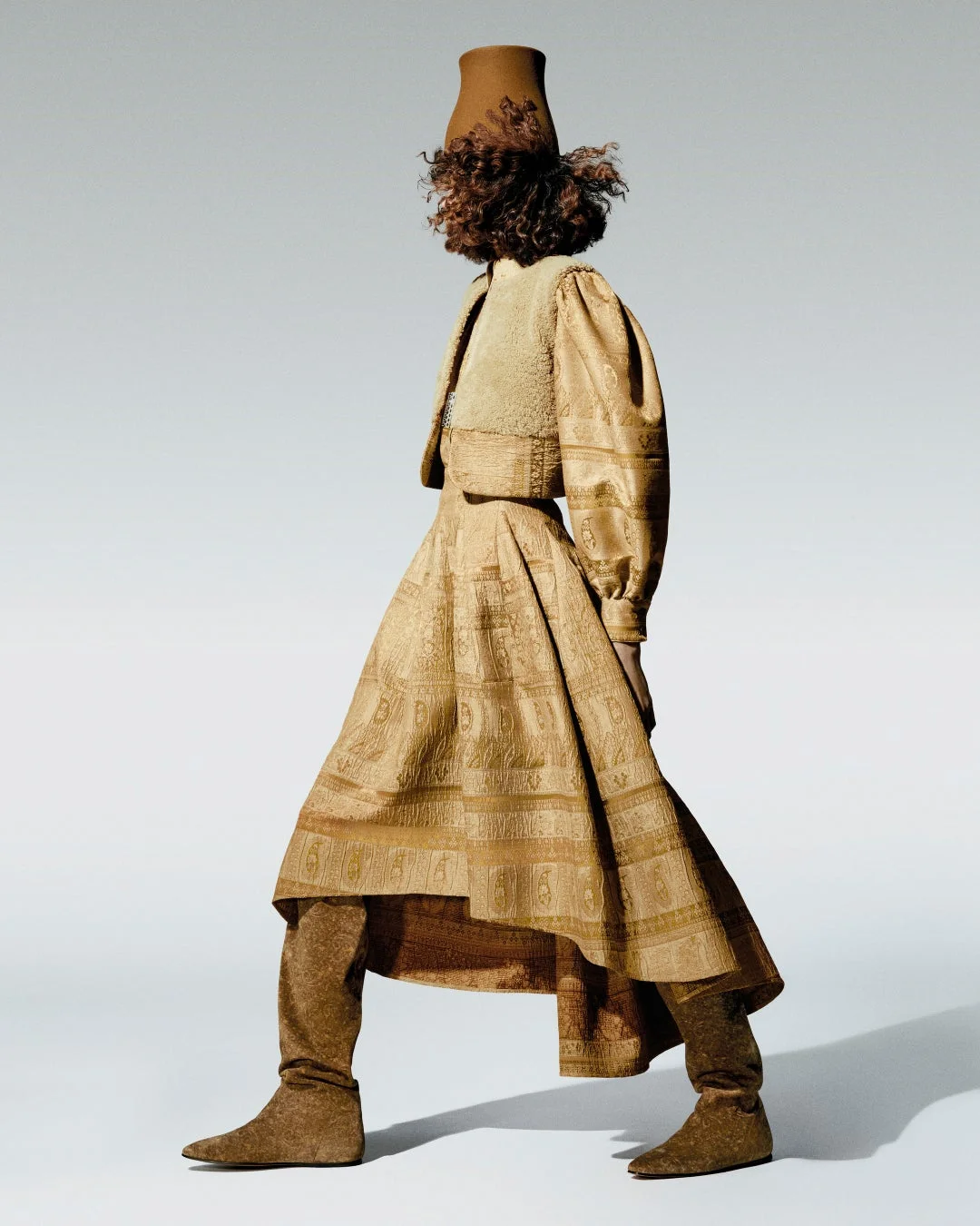 独特なデザインの金色の衣装を身につけた人物