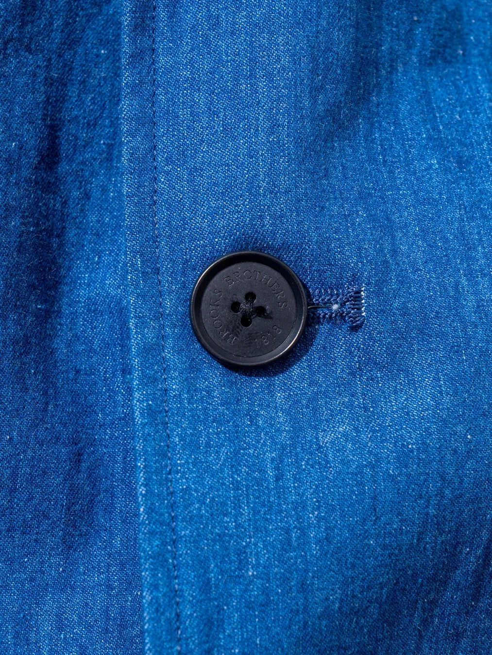 「BROOKS BROTHERS 1818」と刻印された黒いボタン