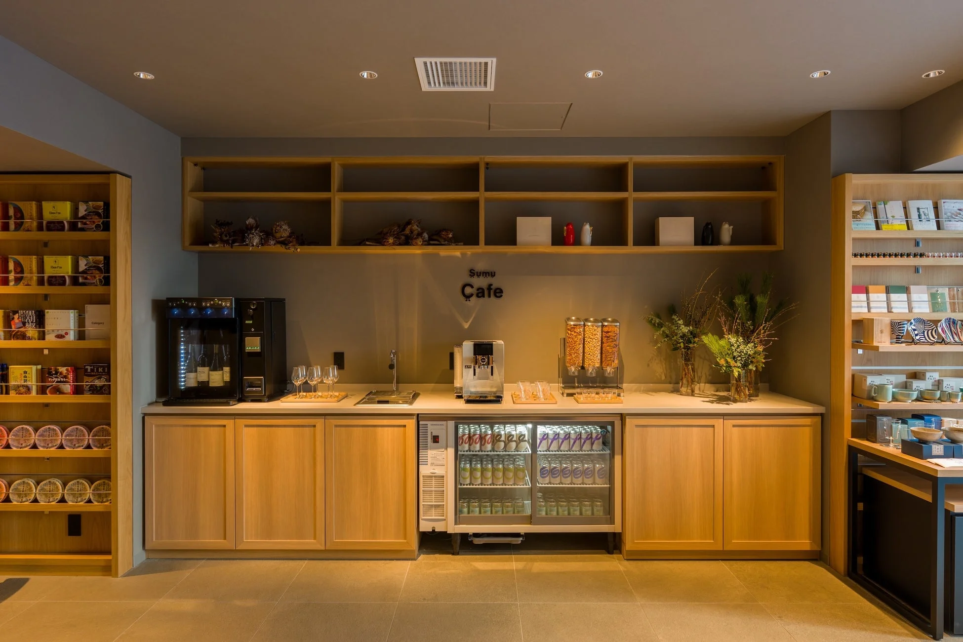 ドリンクサーバーとスナック