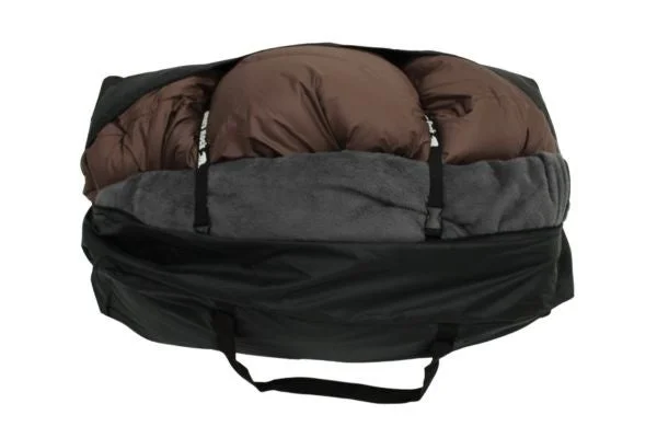 収納バッグに入った寝具