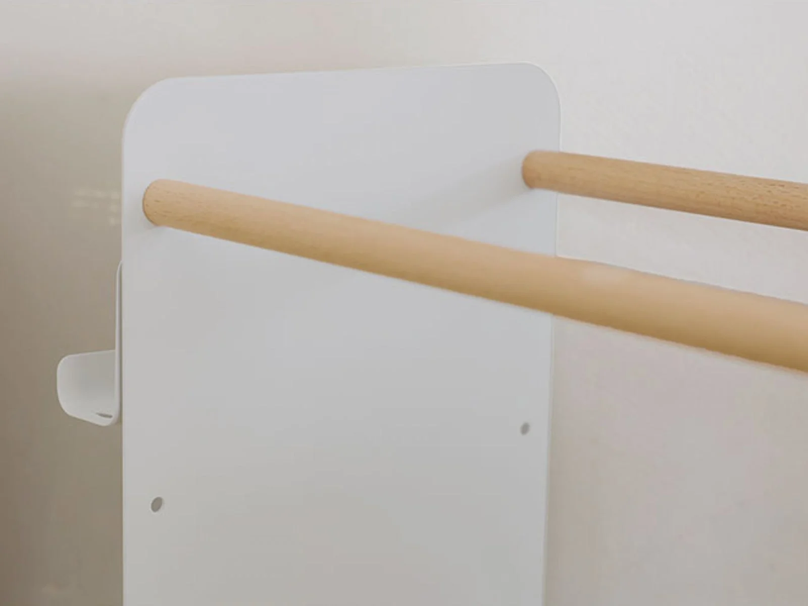 ポールで支えられた収納