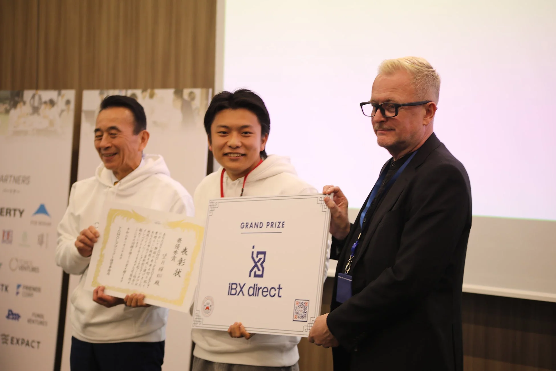 授賞式で表彰される様子