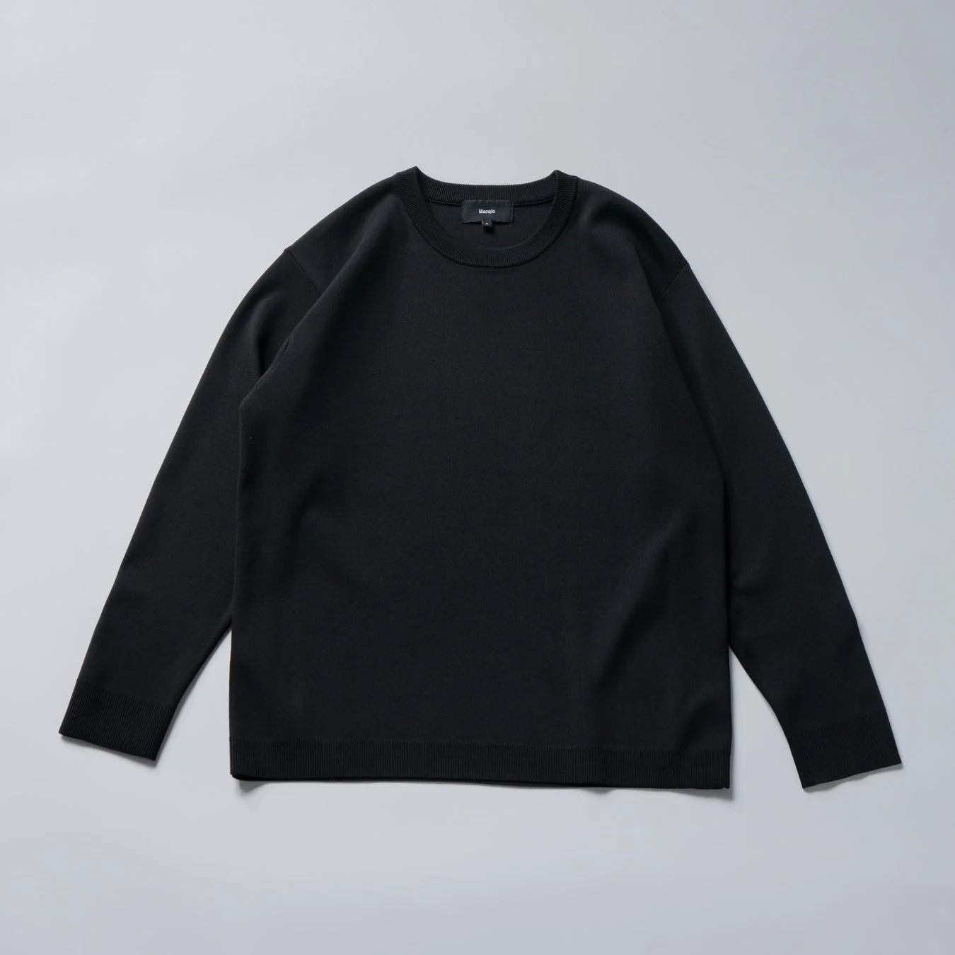 シンプルな黒の長袖クルーネックセーター