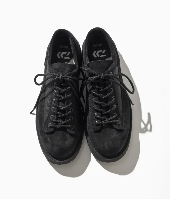 黒いレースアップシューズ