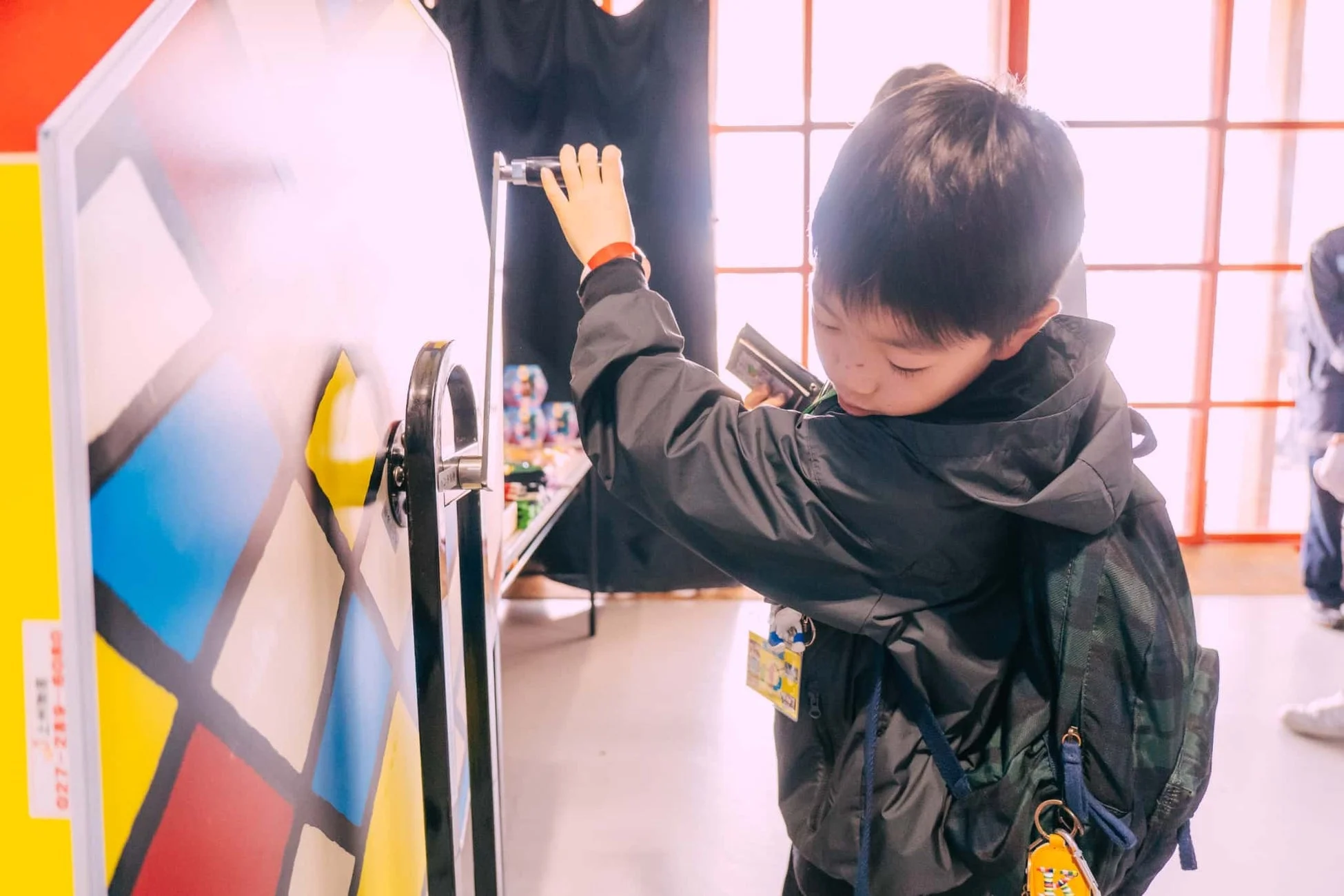 カラフルなパネルに集中する男の子