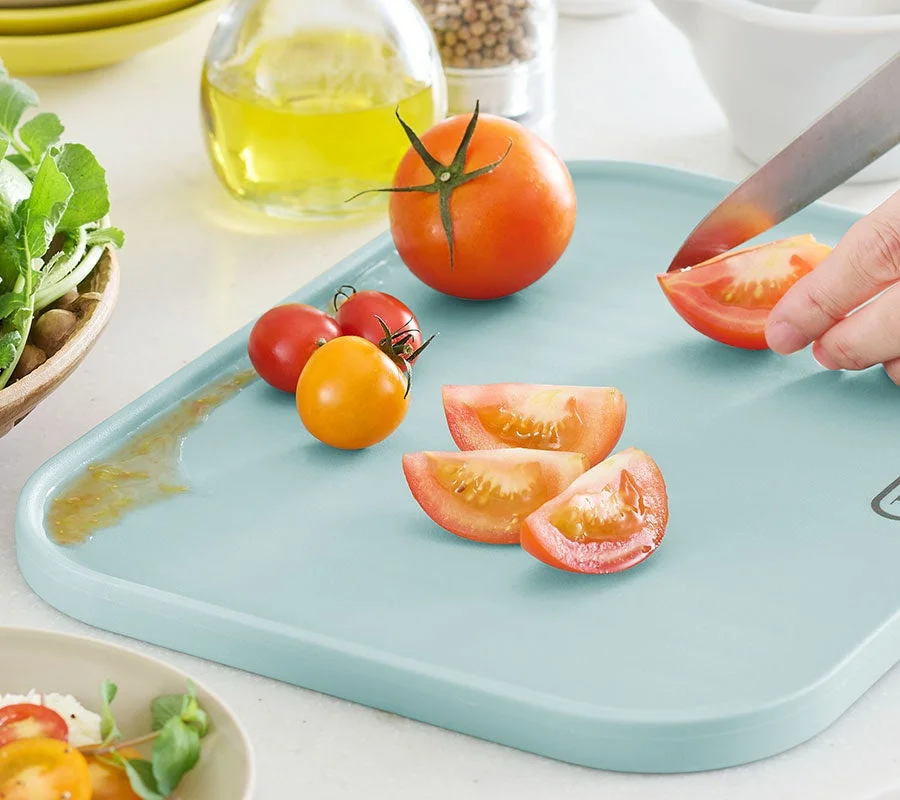 まな板でトマトをカットする様子