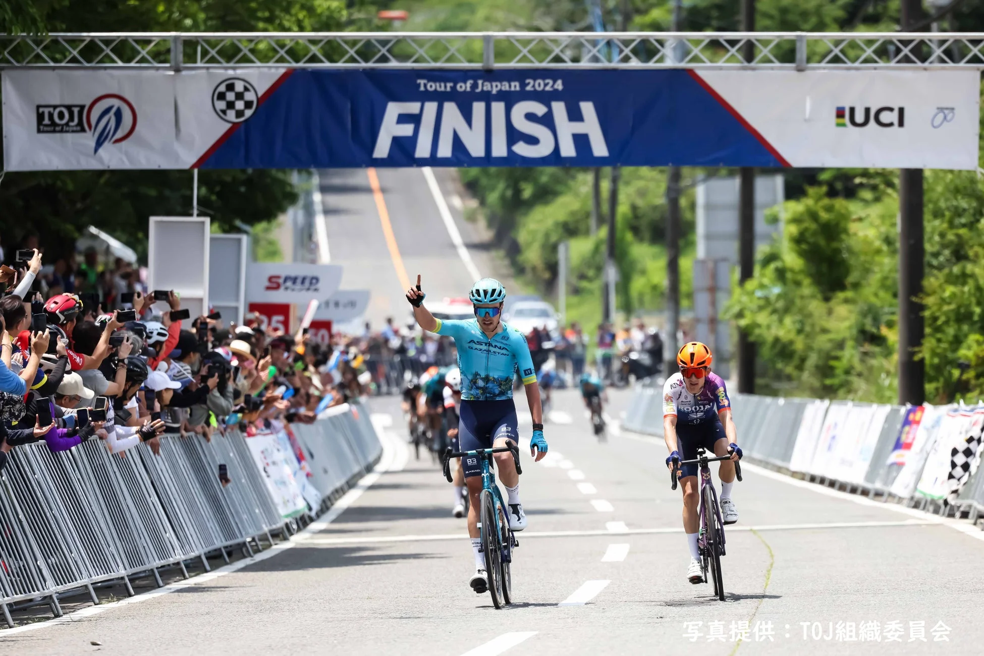 ゴールするサイクリスト