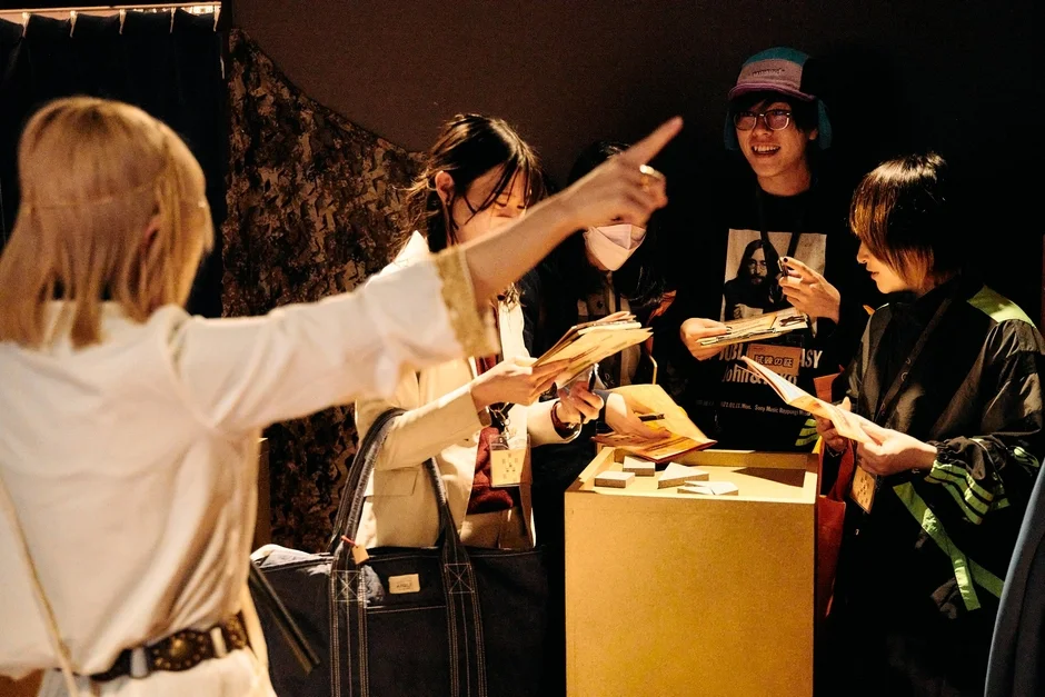 イベントで交流する若者たち