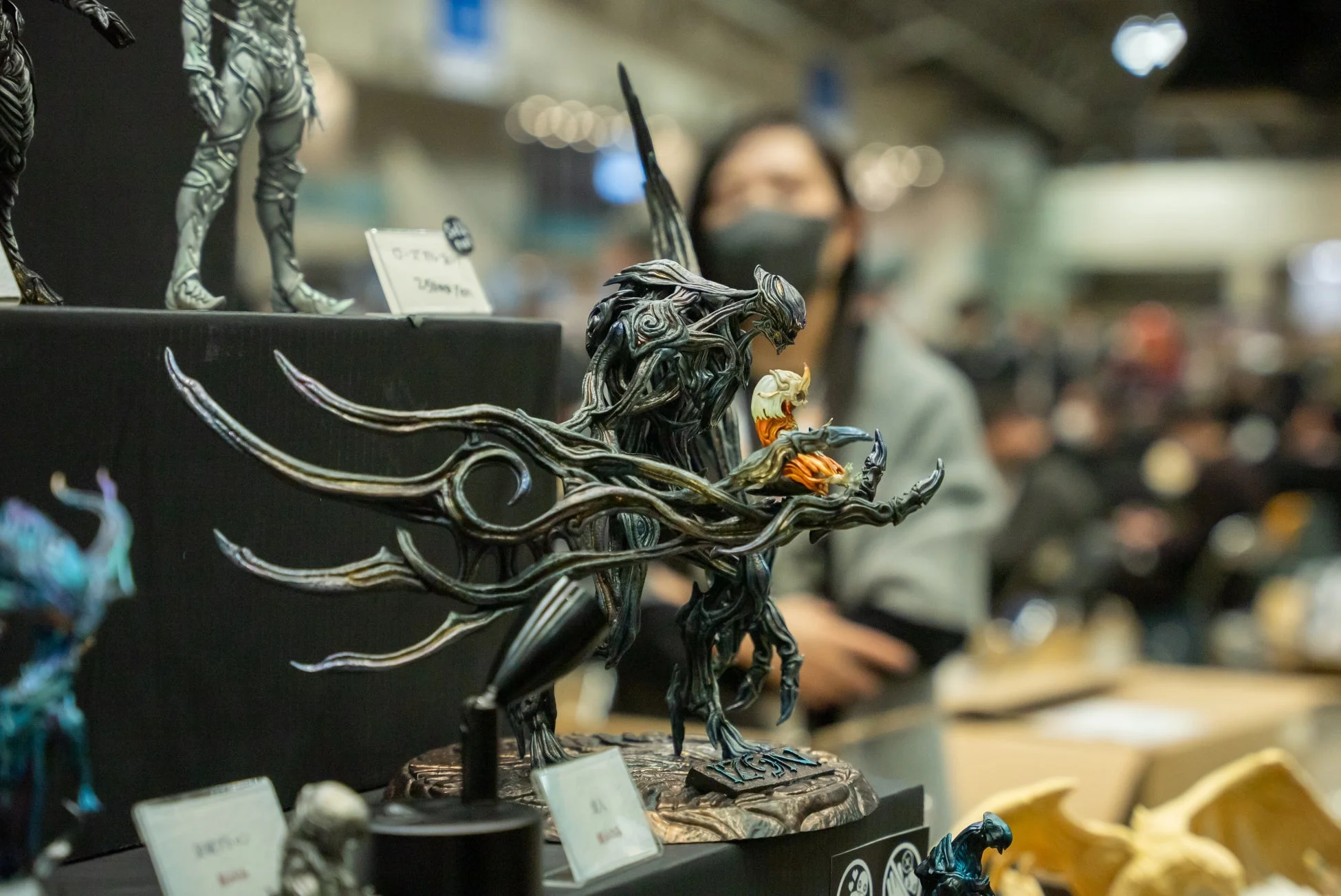 展示されている複雑でダークファンタジー調のフィギュア