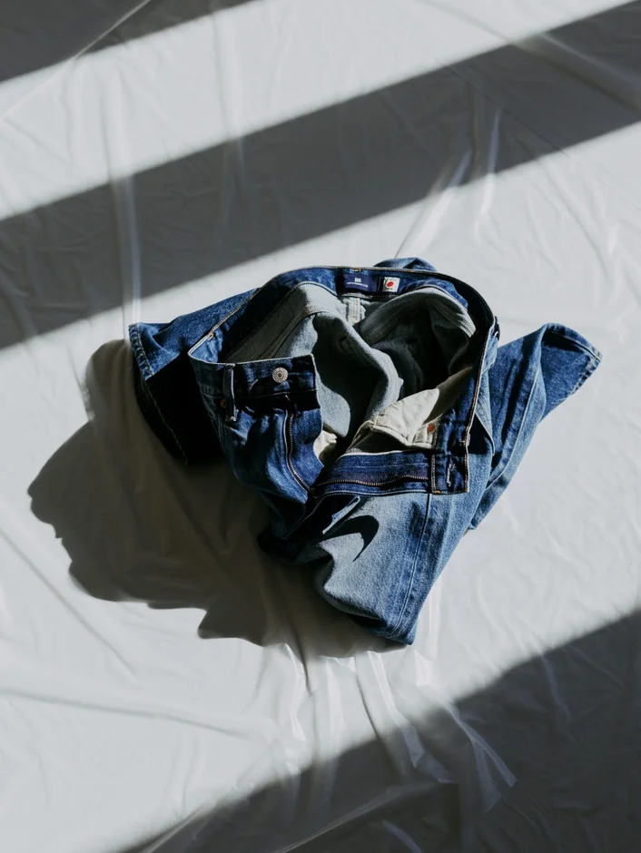 白い布の上に置かれた青いデニムジーンズ