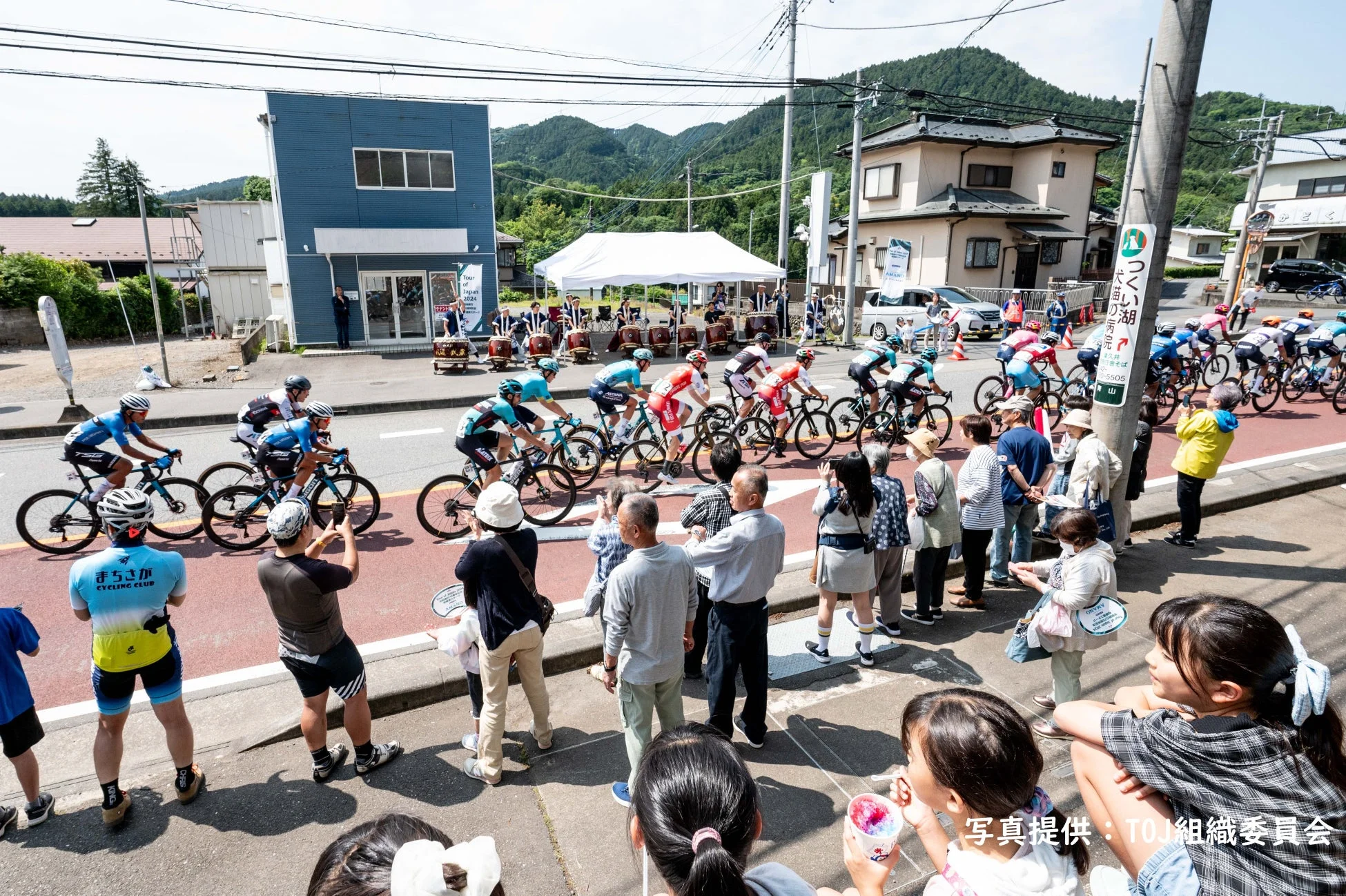 和太鼓の応援がある自転車レース