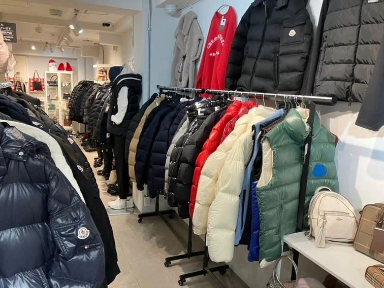 ダウンジャケットが並ぶ店内