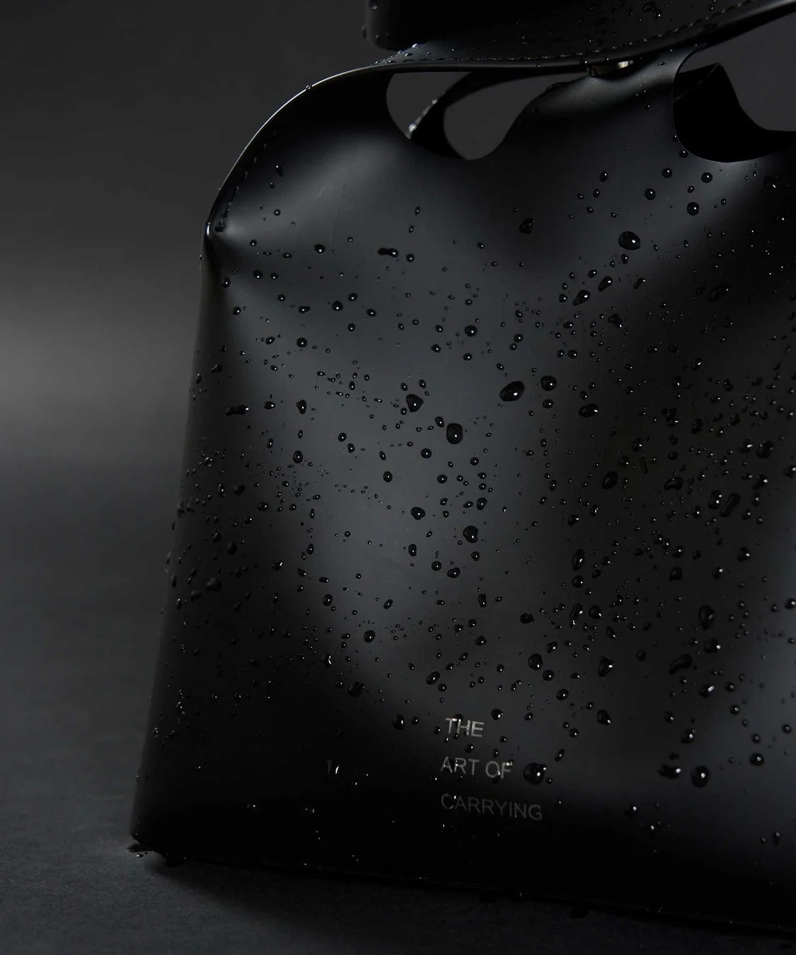 水滴が付着した黒いマットな質感のバッグ