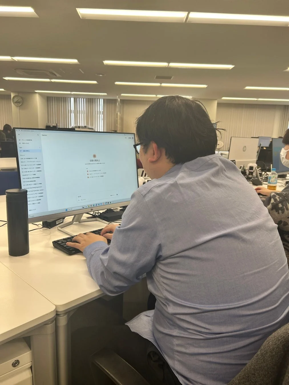 オフィスでパソコンに向かい作業する男性