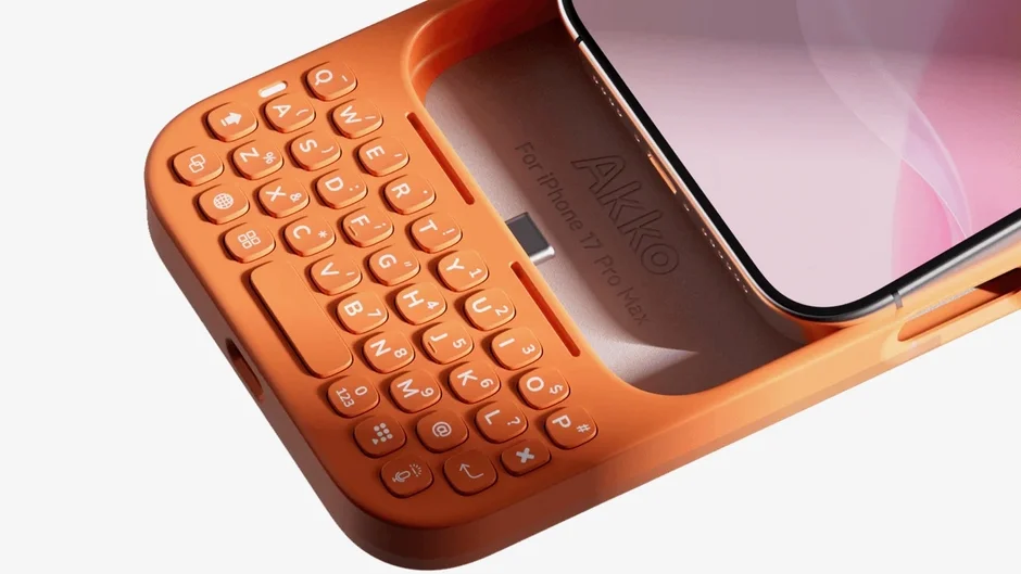 iPhone 17 Pro Max用のオレンジ色のキーボード付きスマートフォンケースが写っています。物理キーボードが一体化しており、レトロな携帯電話を彷彿とさせるデザインです。