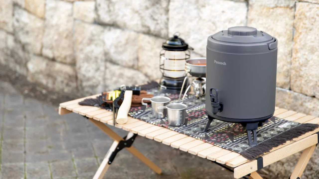 キャンプ用品とウォータージャグ