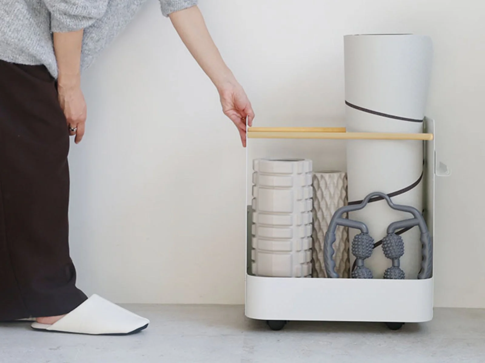 キャスター付き収納ワゴンを移動させる様子